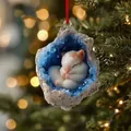 Vue détaillée d'un hamster endormi dans une décoration de Noël en géode de cristal bleu - Écureuil