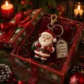Primer plano detallado de un llavero de Papá Noel dentro de una caja de regalo roja - Papá Noel / Set de regalo