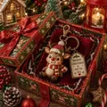 Vista detallada de un lindo llavero de reno dentro de una caja de regalo de Navidad festiva - Reno / Set de regalo