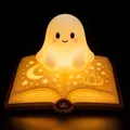 Primer plano de una lámpara de fantasma con base de libro brillante - Adorno de Lámpara de Lectura de Fantasma