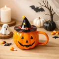 Dettaglio di una tazza in ceramica a forma di zucca di Halloween con coperchio a cappello da strega - Tazza Cappello da Strega Zucca / 250ML