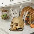 Detailansicht eines gotischen Totenkopf-Messerhalters mit weißen Messern in der Küche - Gotischer Totenkopf Messerhalter (Mit Messern)