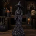 Detailansicht einer gruseligen Skeletthexe-Statue mit dunklem Halloween-Hintergrund - Schwarz