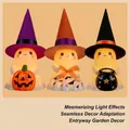 Trois figurines de fantômes d'Halloween illuminées avec chapeaux décoratifs et accessoires - Ensemble de 3 Fantômes