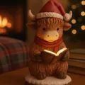 Luz nocturna de vaca Highland con gorro de Navidad en cálido ambiente festivo - Estilo Vaca de las Tierras Altas Leyendo