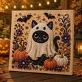 Détail d'une décoration murale d'Halloween DIY avec un chat en perles et des citrouilles - Fantôme Chat Noir