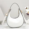 Elegante Vorderansicht einer weißen Halbmond-Hobo-Tasche mit Krokodilmuster und Goldbeschlägen - 21cmx6cmx21cm / Weiß