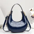 Stilvolle marineblaue Halbmondtasche mit Krokoprägung in luxuriösem Studiodesign - 21cmx6cmx21cm / Blau