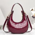 Elegante bordeauxrote halbmondförmige Hobo-Tasche mit Krokomuster und Golddetails - 21cmx6cmx21cm / Rot