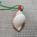 Weißes Naturmuschel-Pfeifen-Spielzeug für Kinder mit rotem Mundstück und grüner Kordel - Erdnuss-Schneckenstil / 1 Stück (7-9cm)