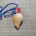 Natürliche See-Muschelpfeife mit rotem Kunststoff-Mundstück und blauem Schlüsselband - Weißmaul-Schneckenstil / 1 Stück (5-7cm)