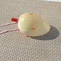 Handgefertigte natürliche Muschelpfeife für Kinder mit einer rosa Kordel zum Aufhängen - Mango-Schneckenhorn / 1 Stück (13-15cm)