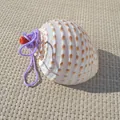 Natürliche gestreifte Muschelpfeife für Kinder mit rotem Mundstück und lila Kordel - Gepunktetes Schneckenhorn / 1 Stück (11-13cm)