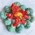 Grüne Seeschnecke Pfeife Spielzeug mit rotem Mundstück und bunter geflochtener Schnur - Grünes Schneckenhorn / 1 Stück (4-6cm)