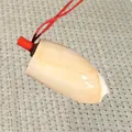 Natürliches Muschel-Pfeifen-Spielzeug mit roter Kordel für Kinder als Souvenir - Großes Weißes Schöpfkellen-Schneckenhorn / 1 Stück (11-13cm)