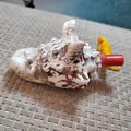 Handgefertigte Seemuschel-Pfeife für Kinder mit rotem Mundstück und gelber Kordel. - Drachenkopfschnecke / 1 Stück (7-9cm)