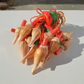 Natürliches Seeschnecken-Pfeifen-Spielzeug mit bunten Kordeln für Kinder Souvenir - Kurze rote Trompetenschnecke / 1 Stück (8-11cm)