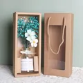 Getrocknete blaue Schleierkraut-Glasvase in Kraftpapier-Geschenkbox mit Fenstertasche - Blaues Schleierkraut / Trockenblumen Tragebox