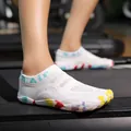 Atmungsaktive weiße Multifunktions-Socken-Schuhe mit bunten Sohlen für Fitness und Yoga. - 36 / Weiß