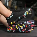 Schwarze Fünf-Finger-Wasserschuhe mit bunter Tarn-Gummisohle für das Fitnesstraining - 36 / Schwarz
