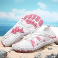 Sneldrogende waterschoenen in wit en roze, ademend barefoot ontwerp voor op het strand - 36 / Wit/Rozerood