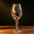 Détail d'un verre à vin d'Halloween avec un chat noir peint à la main et un croissant de lune - Style Chat Noir Et Lune (B)