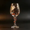 Vue détaillée du fantôme d'Halloween peint à la main et maison hantée sur verre à vin - Style Fantôme Et Château (C)