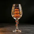 Vue détaillée d'un verre à vin d'Halloween peint à la main avec citrouilles empilées - Style Citrouille Et Chapeau De Sorcière (D)