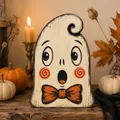 Nahaufnahme einer niedlichen Holzgeist-Figur mit Schleife für die Halloween-Deko - Süßer Geist Stil (E)