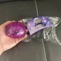 Λεπτομέρεια μωβ glitter ghost squeeze toy μαζί με την αυθεντική του συσκευασία δώρου - Στυλ Μωβ Χαμογελαστό Πρόσωπο (Με Ατμομάγειρα)