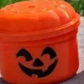 Kompakte orangefarbene Halloween Kürbis Süßigkeitenbox mit klassischem Jack-o'-lantern Design - Gelb Stil A / Kürbis Süßigkeitenbox Gelb A