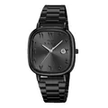 Nahaufnahme einer quadratischen Herrenuhr mit schwarzem Stahlband und arabischen Ziffern. - Ganz Schwarz / Schwarzes Stahlband