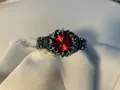 Vintage Goth Alien-Krallenuhr mit tiefrotem Zifferblatt und dunklem Metall-Gliederarmband - Schwarz Rot