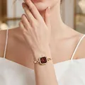 GEDI Quarzuhr für Damen mit achteckigem Goldgehäuse und tiefrotem Zifferblatt - Goldenes Gehäuse Goldene Markierungen Rotes Zifferblatt Goldenes Band