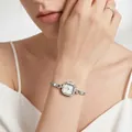 Elegante silberne achteckige Quarzuhr mit Mesh-Stahlband für Damen am Handgelenk getragen - Silbernes Gehäuse Weiße Indizes Weißes Zifferblatt Silbernes Armband