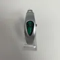 Futuristische silberne Y2K-Uhr in Tropfenform mit grünem Zifferblatt im Sunray-Look - Matt Silber-Grün