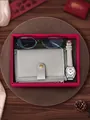 Vista dettagliata di orologio al quarzo retrò, portafoglio grigio e occhiali in set. - Bianco