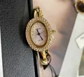 Elegante SUNLIFEX Armreif-Uhr in Roségold mit ovalem Zifferblatt und Kristall-Lünette - Strass Eingelegt Gold-Weiß Stil