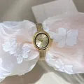 Dettaglio ravvicinato di un orologio da donna in oro con cinturino a maglia e cristalli. - Quadrante rotondo / Oro (Cinturino Oro Quadrante Oro)