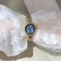Primo piano di un orologio elegante con cinturino in maglia dorata e quadrante blu. - Quadrante rotondo / Oro (Cinturino Oro Quadrante Blu)