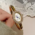 Elegante ovale goldene Armreif-Uhr im Vintage-Stil für Damen mit Strass-Lünette-Detail - Goldarmband Weißes Zifferblatt Strass-Stil / Gold (Weißes Zifferblatt)