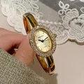 Vintage Damen-Armreif-Uhr in Goldoptik mit ovalem Zifferblatt und Strass-Verzierung - Goldarmband Goldenes Zifferblatt Strass-Stil / Gold (Goldenes Zifferblatt)