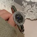 Elegante silberne Vintage-Armreif-Uhr für Damen mit Strass-Lünette und blauen Zeigern. - Silberarmband Schwarzes Zifferblatt Strass-Stil / Silber (Schwarzes Zifferblatt)
