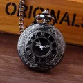 Detail van zwart vintage zakhorloge met bloemengravures en Romeinse cijfers - Gunmetal