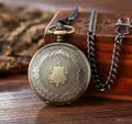 Klassische antike bronzene Taschenuhr mit Gravur, Klappdeckel und langer Halskette - Bronze