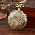 Detailansicht der "Dad"-Gravur und der gestreiften Textur der goldenen Vintage-Taschenuhr. - Gold (dad Gold)