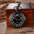 Detailopname van een klassiek zwart vintage kwartszakhorloge met bijpassende metalen ketting - Arabische Cijfers Stijl (P742) / Zwart
