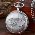 Nahaufnahme einer silbernen Vintage-Taschenuhr mit Dad-Gravur und vertikaler Textur. - Silber (dad Silber)