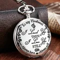 Nahaufnahme einer Vintage-Taschenuhr mit romantischer Gravur für Ehemänner - Silberner Stil (p651) / Silber