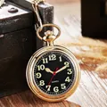 Detailopname van gouden kwarts zakhorloge met lichtgevende cijfers op hout - Arabische Cijfers Stijl (P674) / Goud